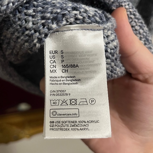 H&M oversized V neck knit sweater size sm/md - Picture 4 of 7